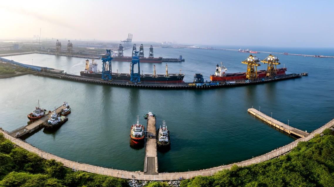 Port jetty with tugs and cranes